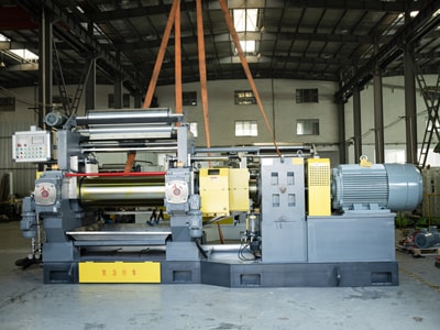 Открытый смеситель для резины и пластика