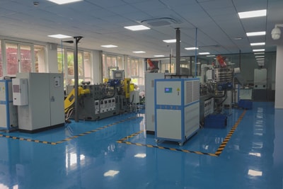 Предформователь с холодной подачей и охлаждающий конвейер