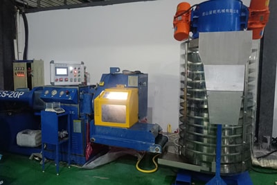 Предформователь и охлаждающий конвейер