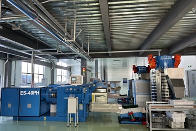 Предформователь и охлаждающий конвейер