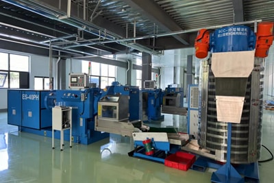 Предформователь и охлаждающий конвейер